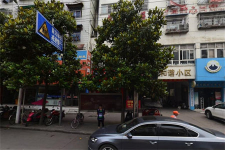 西店嘉苑南沿街电梯顶账房低价急售